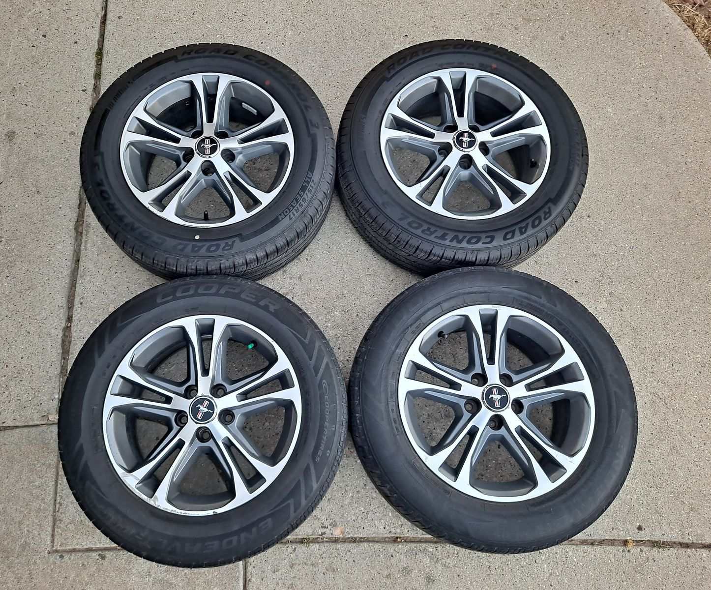 17 inch Mustang 17x7 ET40 & matching 215/65/17 tires