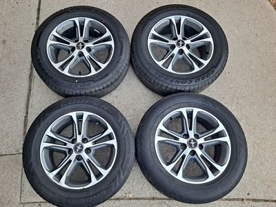 17 inch Mustang 17x7 ET40 & matching 215/65/17 tires