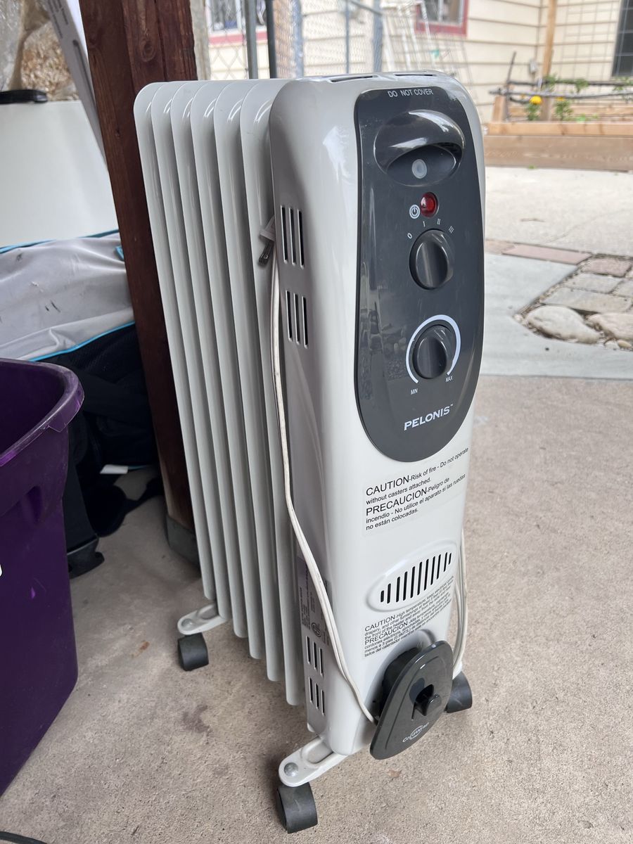 Pelonis HO-0260 1500W Oil-Filled Electric Radiator Space Heater with Thermostat & Casters