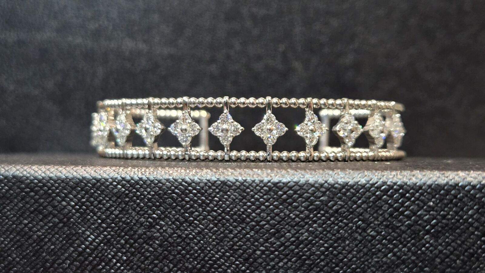 Brilliant 2.24 ct VS Diamond Stretch bracelet