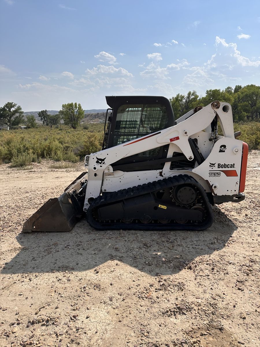 Bobcat T650 Compact Track Loader Skid Steer with Bucket