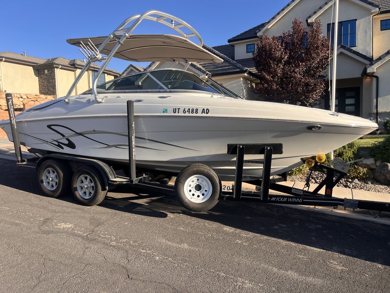 Four Winns Horizon 240 Bowrider — Garage-Kept, Volvo Penta 5.7 V-8, Wakeboard Tower w/ Custom Shade, SeaDeck Flooring 2006
