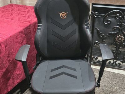 Black Gaming Chair with Footrest - Ergonomic High Back Swivel Office Chair