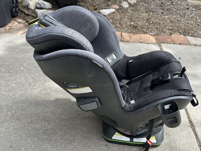 Gently used UPPAbaby car seat with a base 1120-KNX-US-JKE