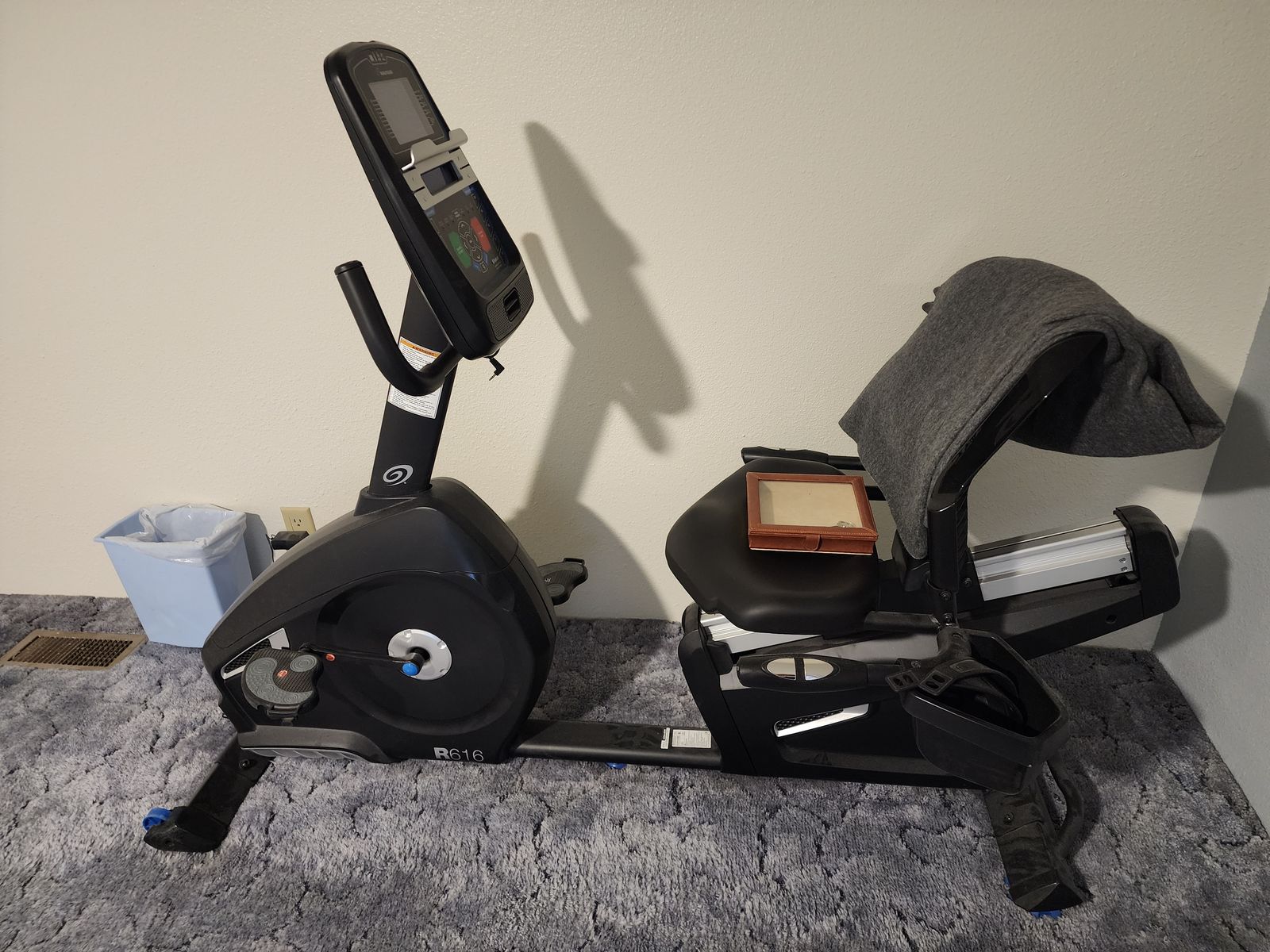 Nautilus R616 Recumbent Exercise Bike - Excellent Condition, Bluetooth Enabled