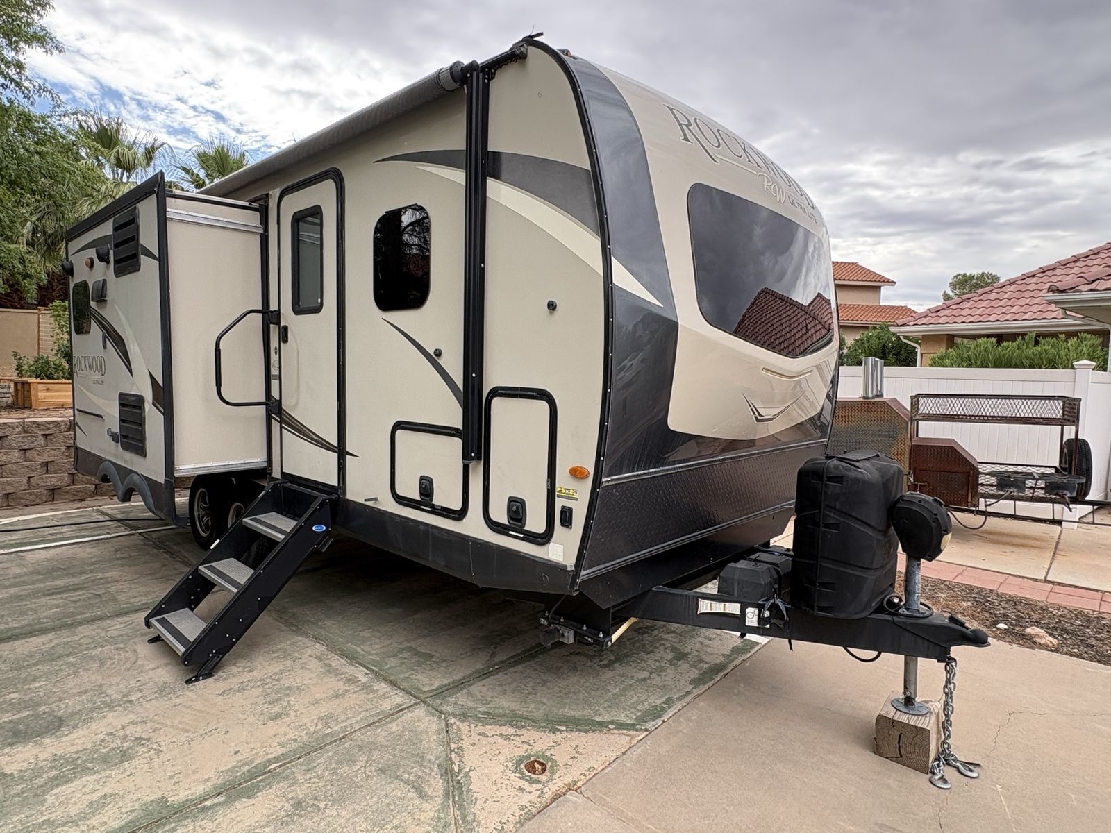 2020 Rockwood Ultra Lite 2304DS – Dual Slides + SoftStart