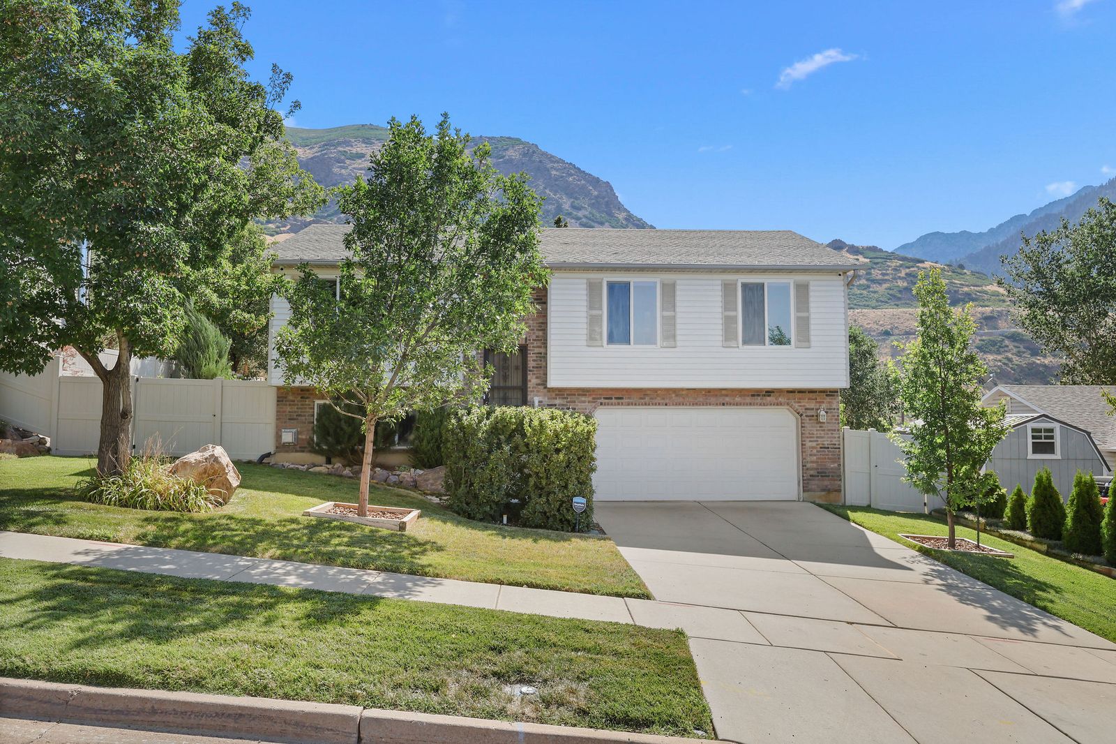 Fully Furnished 3BD/2.5BA East Bench Home | Utilities Included | Mountain Views