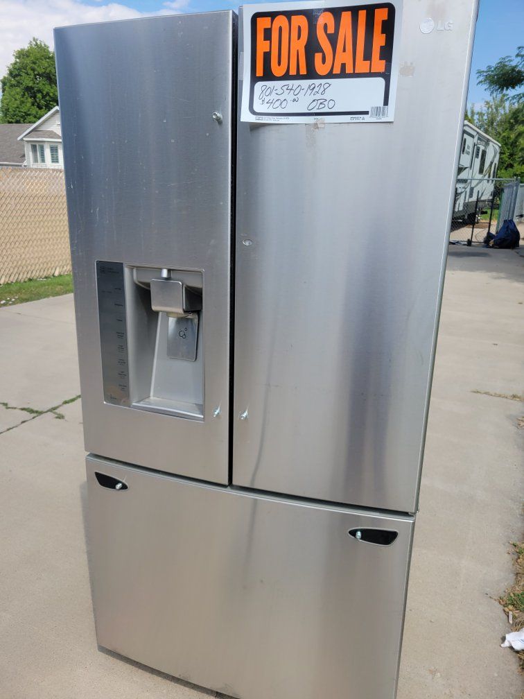LG Stainless Steel French Door Refrigerator with Ice & Water Dispenser