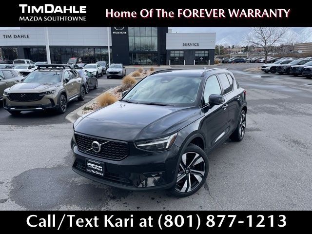 2024 Volvo XC40 B5 Plus Dark Theme