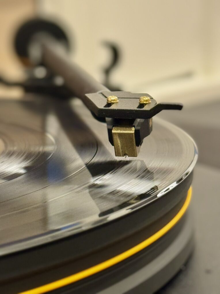 MoFi Ultradeck Turntable with Ultragold MC Cart