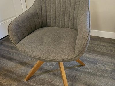 Modern Gray Fabric Accent Chair with Wood Legs - Comfortable & Stylish Seating