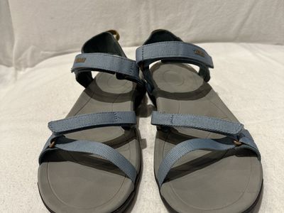 Teva women’s size 10 blue/green/gold sandals