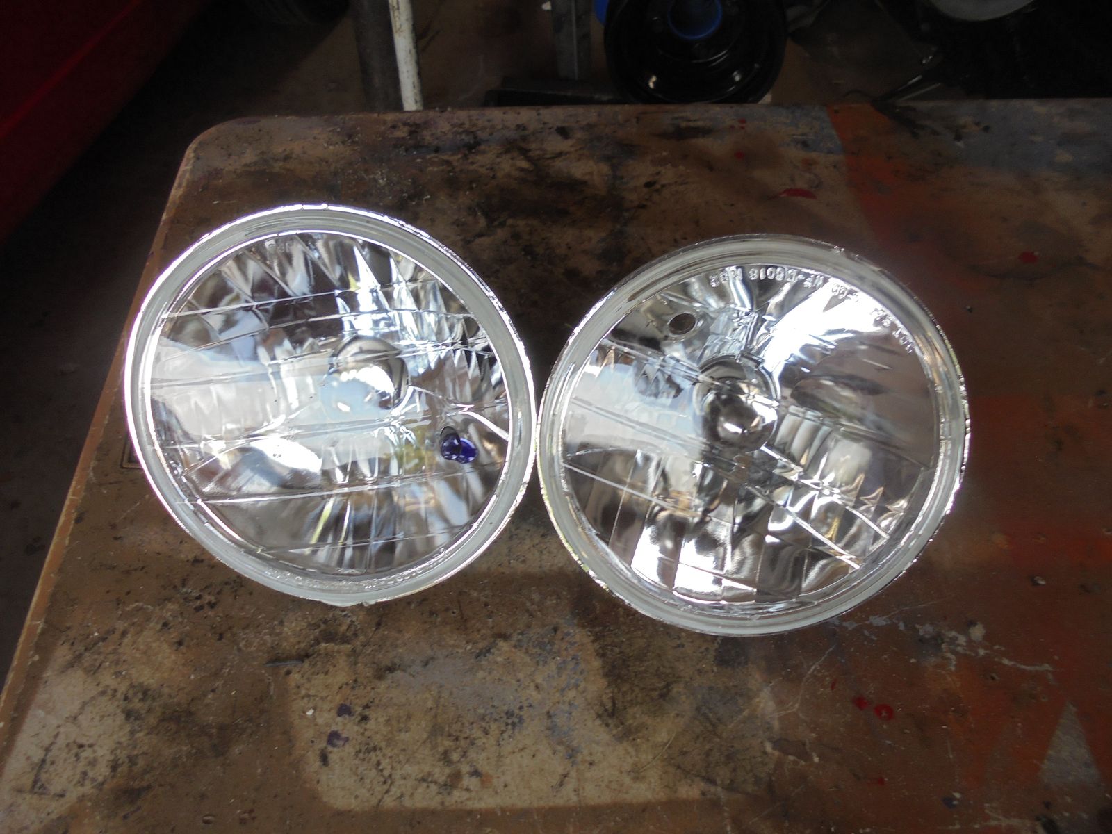 Two Round 7 inch head Lites with bulbs