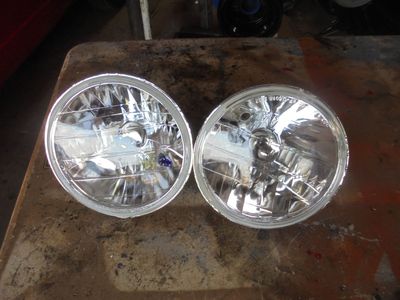 Two Round 7 inch head Lites with bulbs