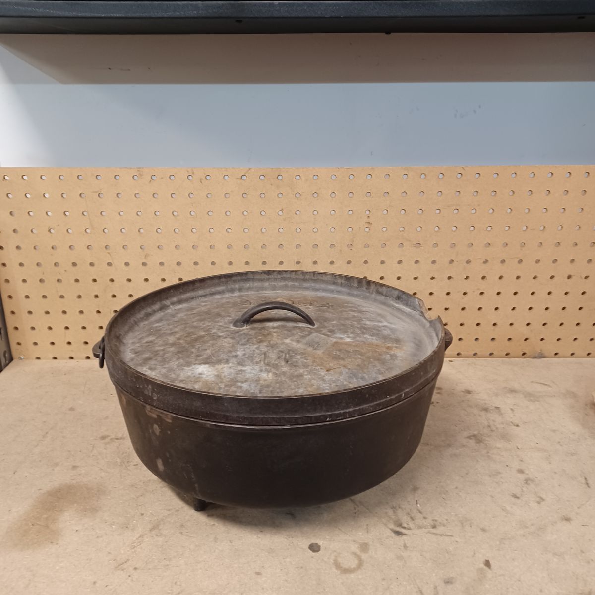 Lodge cast iron camp oven No. 14