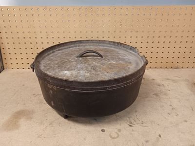 Lodge cast iron camp oven No. 14
