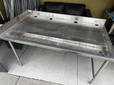 Metal processing table