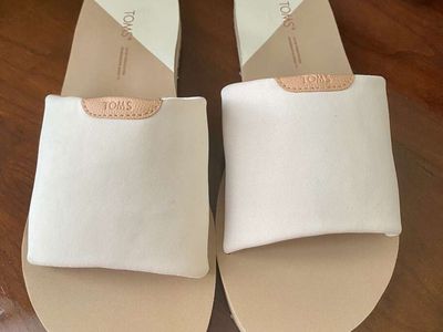 NEW! TOMS Carly White Jersey Slide Womens Sandals/Slippers - SZ 9 - Sells On Website 4 $40 - See All Pix
