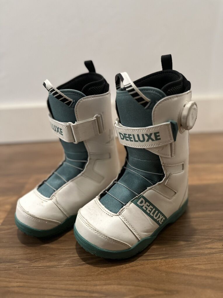 Deeluxe kids snowboard boots size 13.5