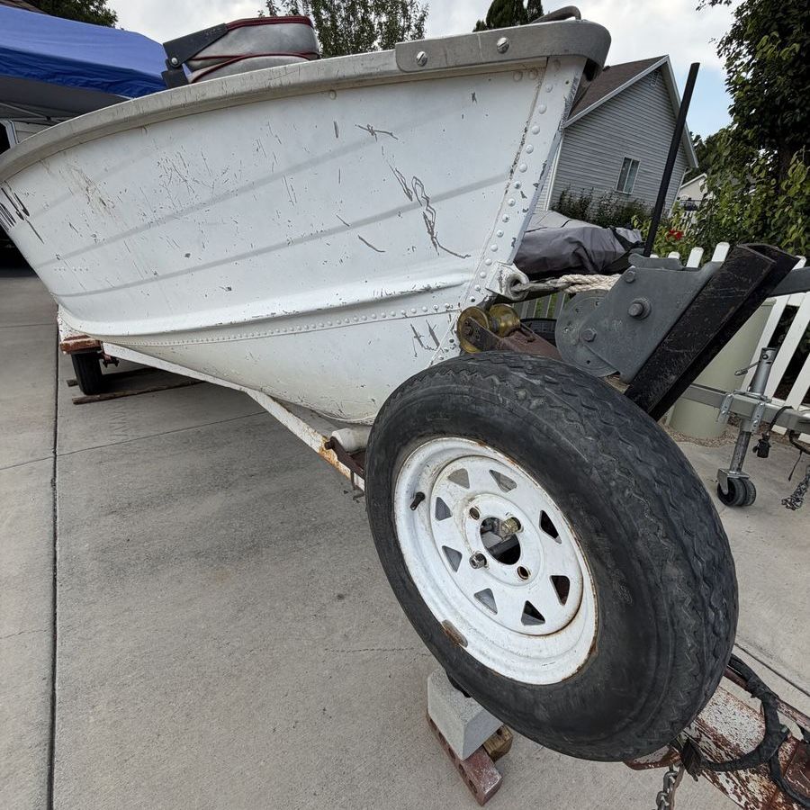 Starcraft 16ft. Aluminum Fishing Boat with Nissan 40HP Outboard Motor & Trailer