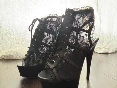 Black lacy dancer heels - size 7