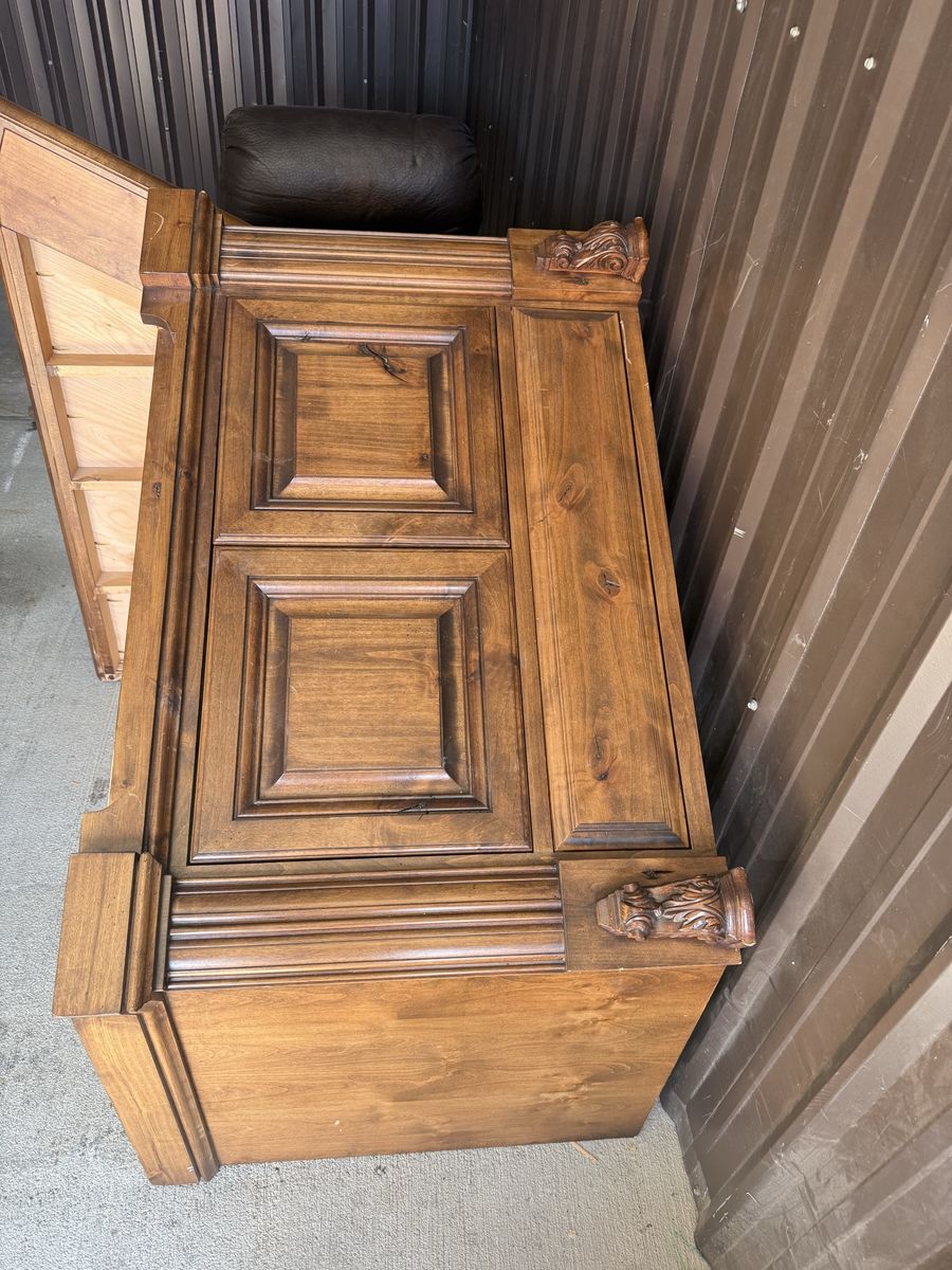 Solid corner tv stand