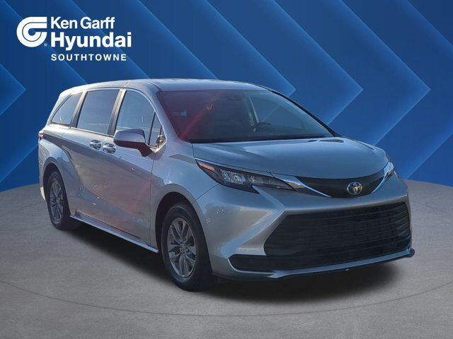 2024 TOYOTA SIENNA LE 8-Passenger