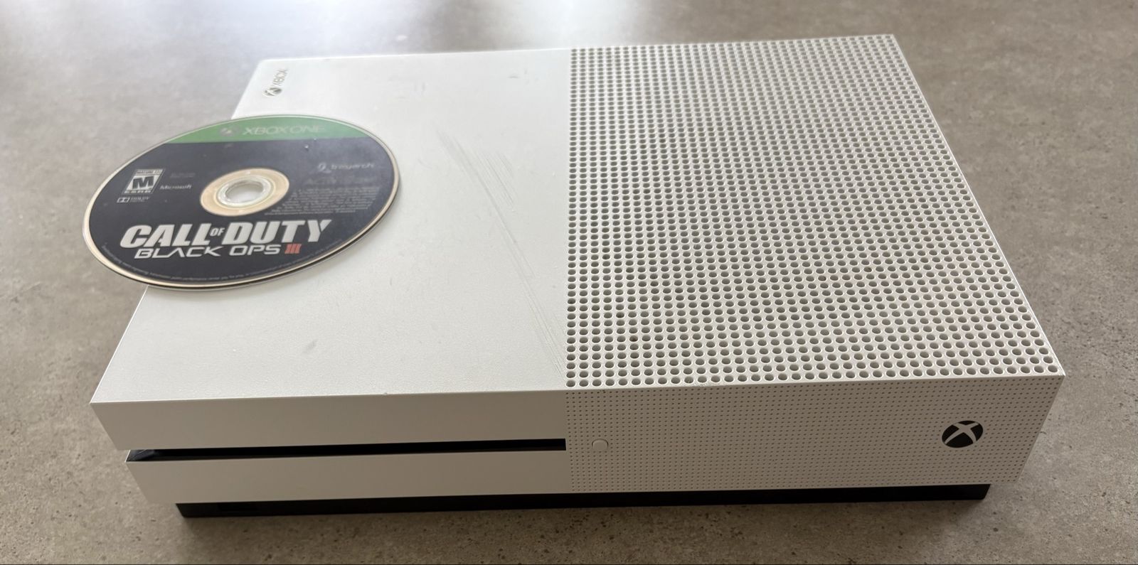 Xbox 1 S console (500gb) and 1 game