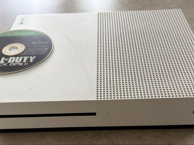 Xbox 1 S console (500gb) and 1 game
