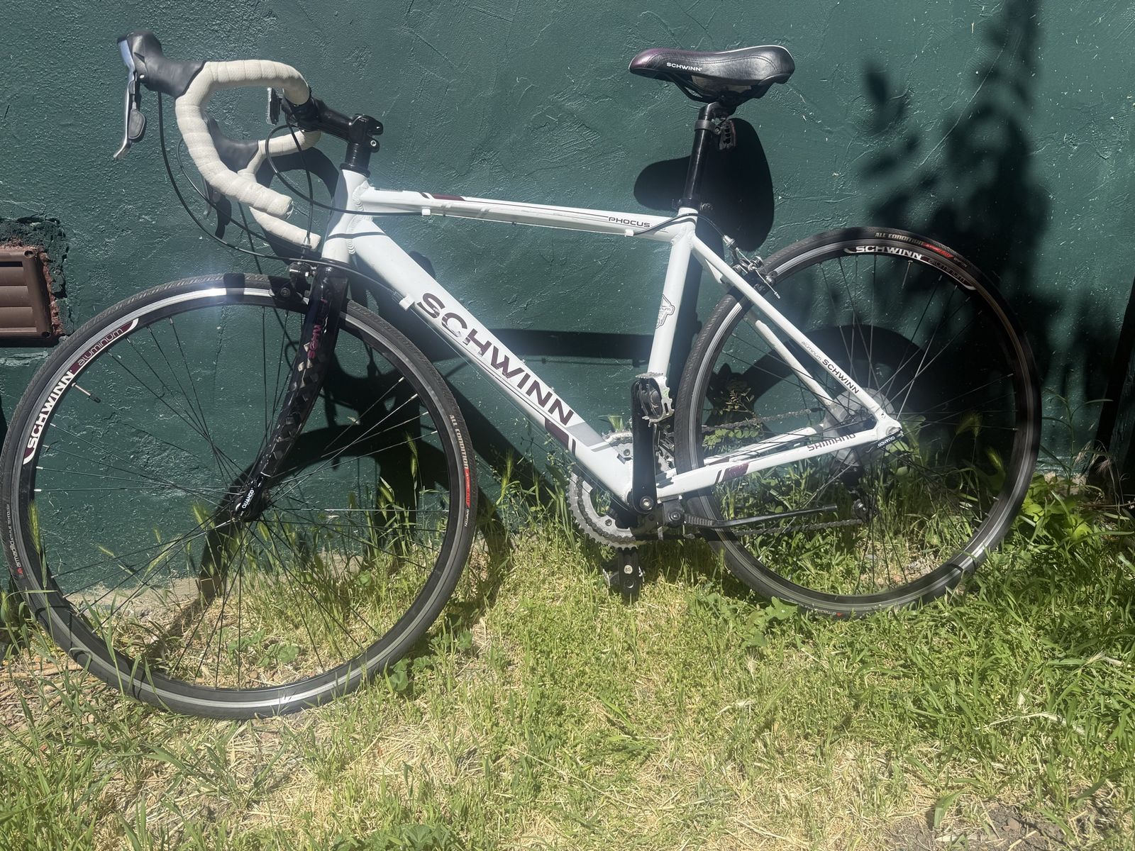 Schwinn Phocus 1600 Road Bike - White, Aluminum Frame, Shimano Claris Drivetrain