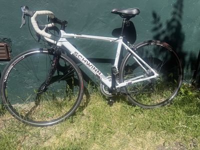Schwinn Phocus 1600 Road Bike - White, Aluminum Frame, Shimano Claris Drivetrain