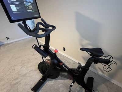 Peloton bike w/swivel screen