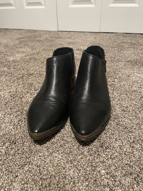 Lucky Brand Women's Koben Black Leather Low Ankle Bootie sz 9.5M w/Metal Detail $29