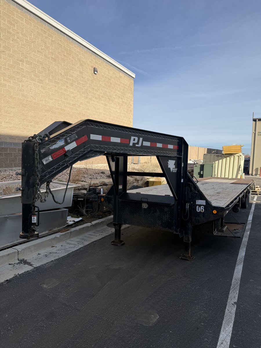 2015 PJ Gooeneck Trailer