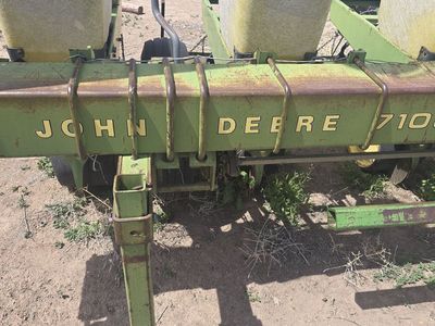 John Deere 7100 corn planter