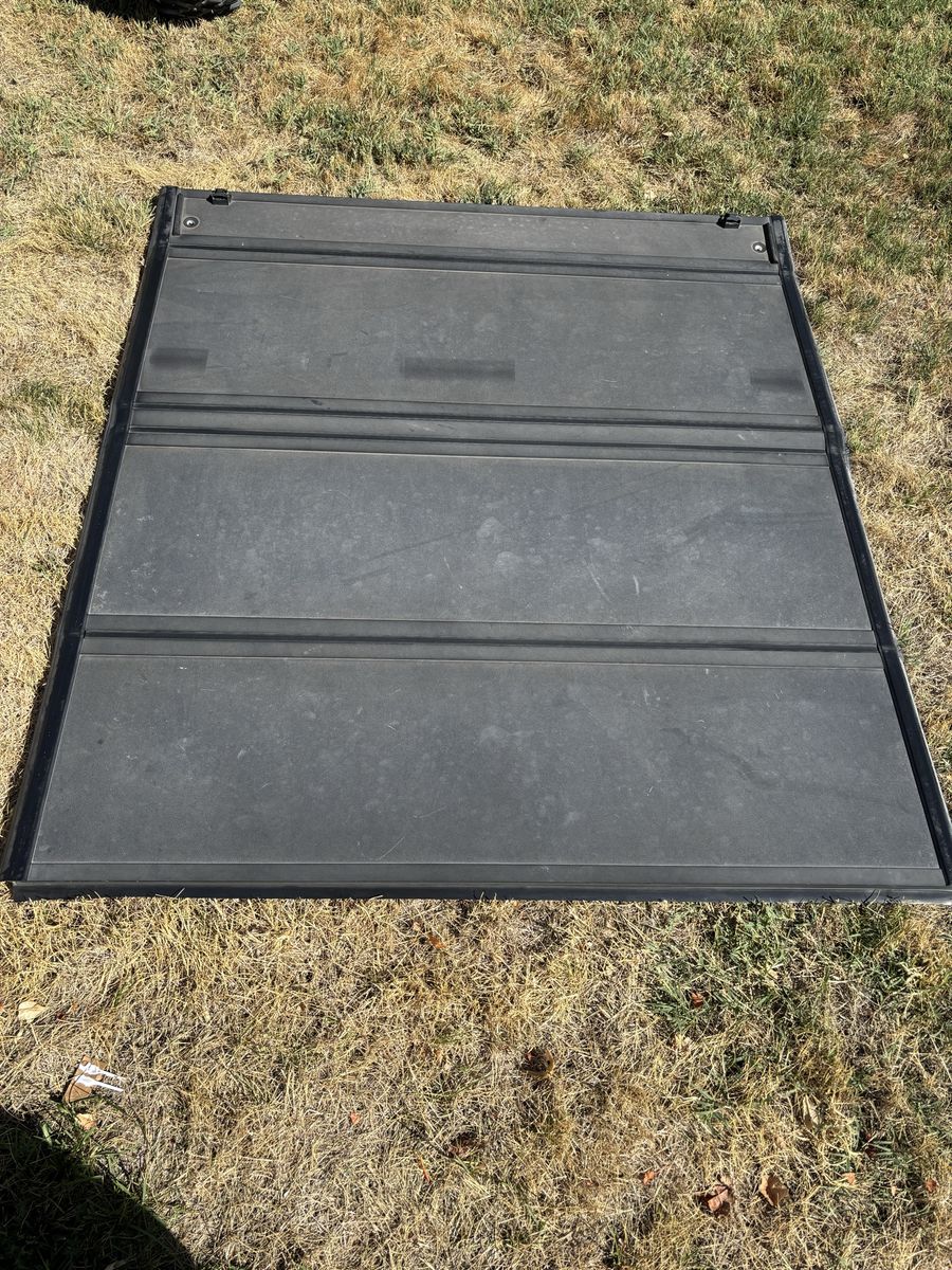 Trifold Tonneau short bed Tacoma