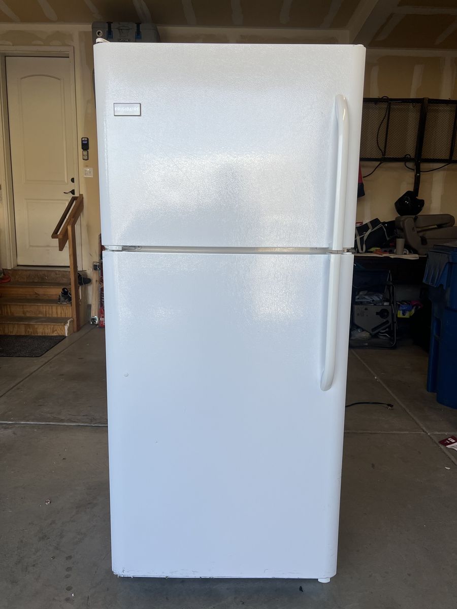Frigidaire 20.4 Cu. Ft. Top Freezer/Refrigerator - White - Excellent Condition