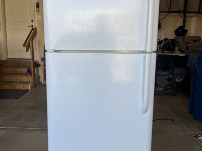 Frigidaire 20.4 Cu. Ft. Top Freezer/Refrigerator - White - Excellent Condition