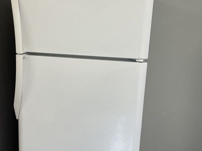 Frigidaire White Refrigerator, Freezer on Top, Perfect for Apartments, With Warranty!