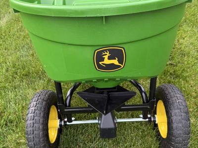 John Deere 130 lb fertilizer spread