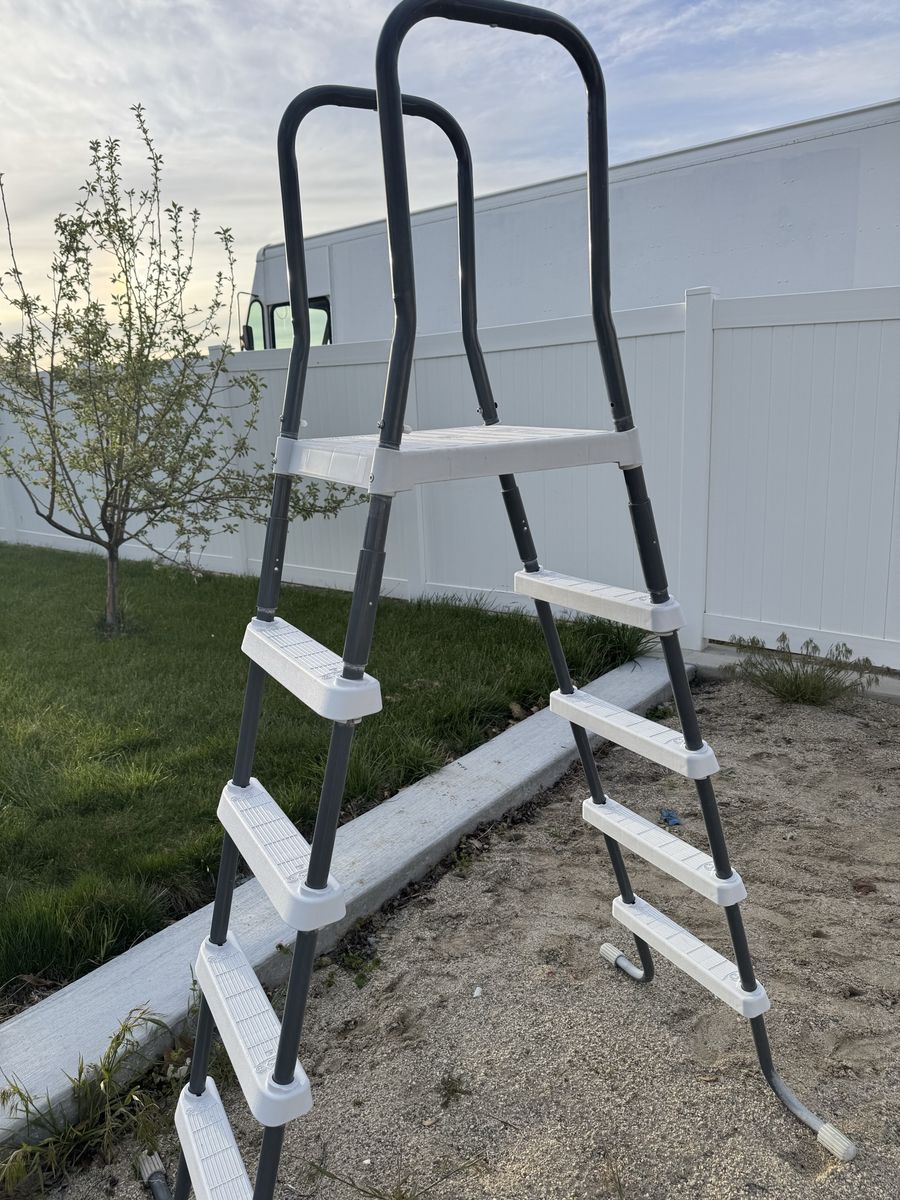 Out of ground pool ladder