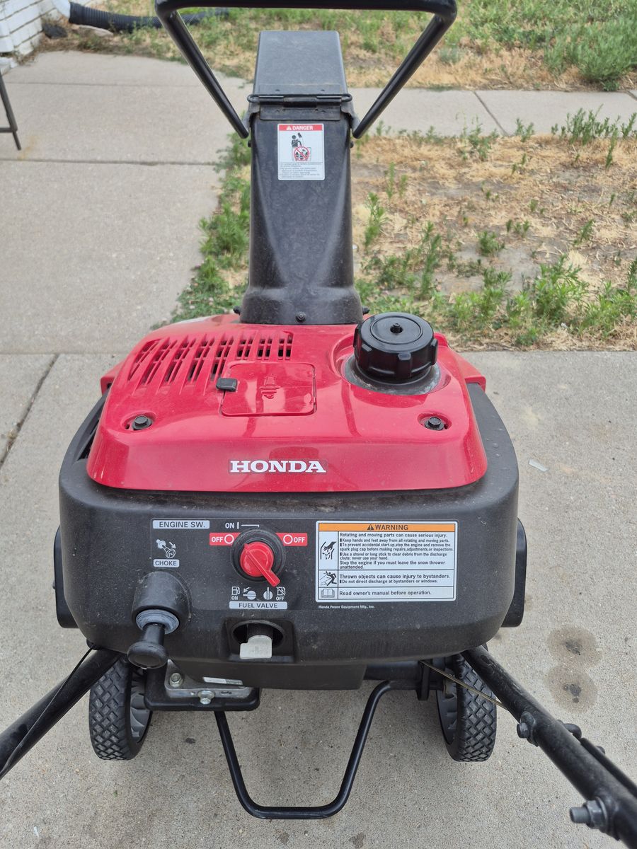 Honda HS720AMA 20-inch Single-Stage Gas Snow Blower - Starts, Runs, Blows Snow