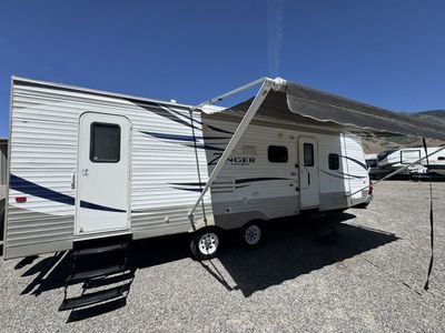 Clean 2013 Crossroads Zinger Sleeps 10 + extras
