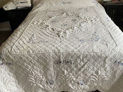 MINT Imported Embroidered Floral Trapunto 100% Cotton Luxury Queen Quilt - $275 OBO