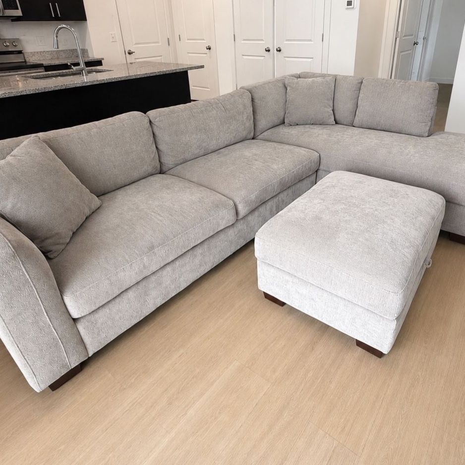 Thomasville Walsen Light tan Sectional Sofa with Storage Ottoman - Excellent Condition