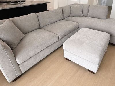 Thomasville Walsen Light tan Sectional Sofa with Storage Ottoman - Excellent Condition