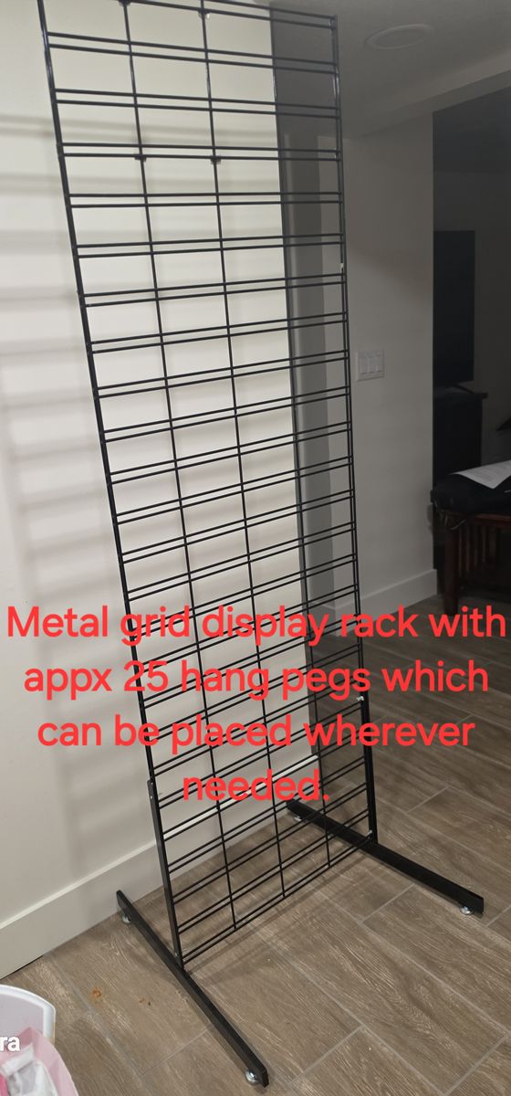 Metal grid display rack with movable pegs