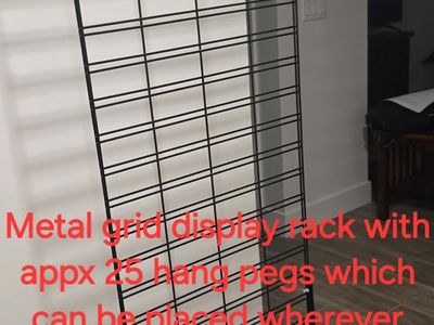 Metal grid display rack with movable pegs