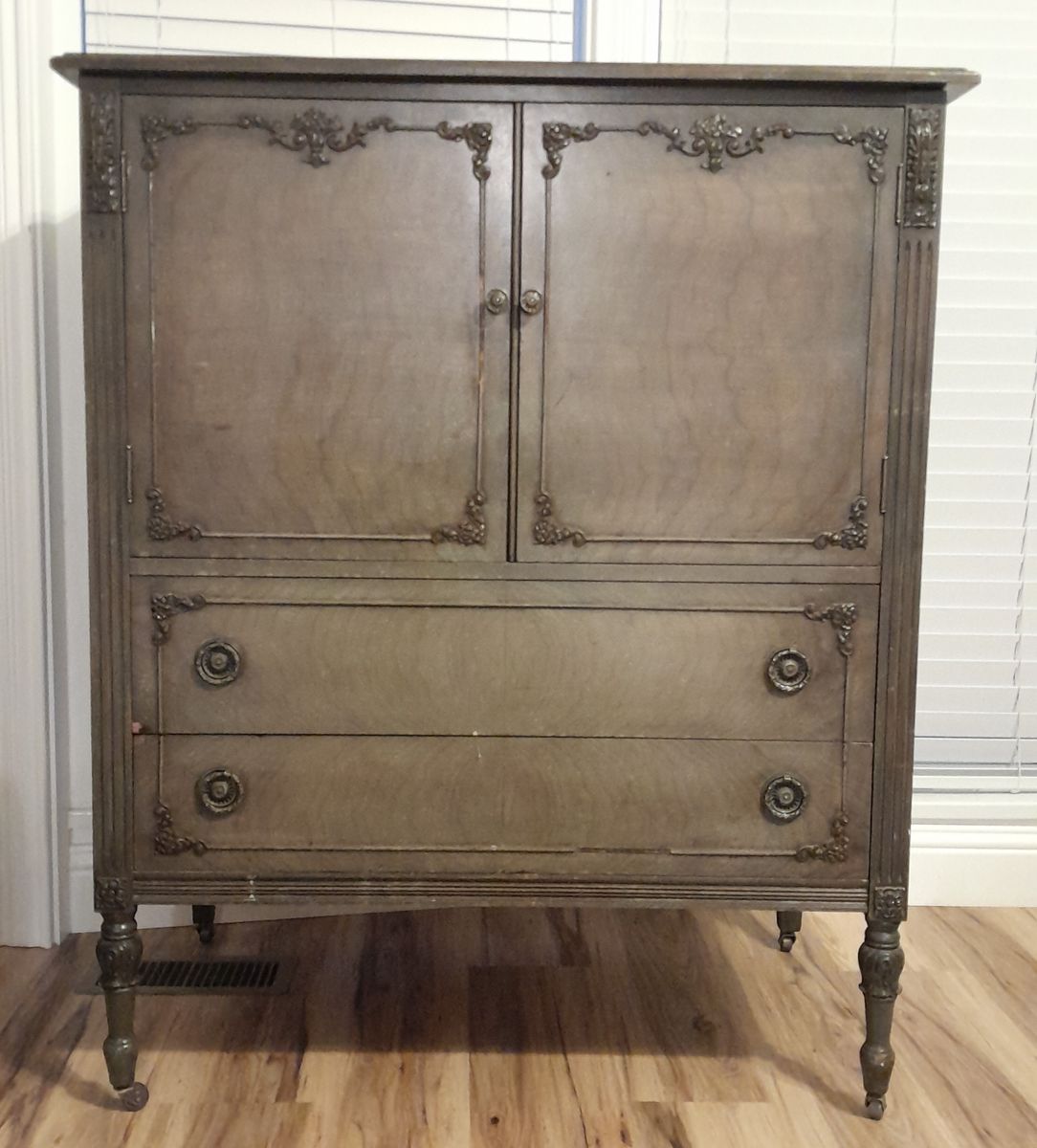 ANTIQUE CHEST OF DRAWERS