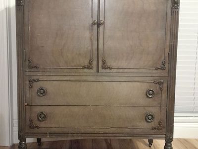 ANTIQUE CHEST OF DRAWERS
